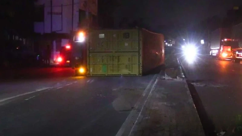 one-lane-of-the-horana-colombo-120-road-is-blocked-due-to-a-container-truck-overturning
