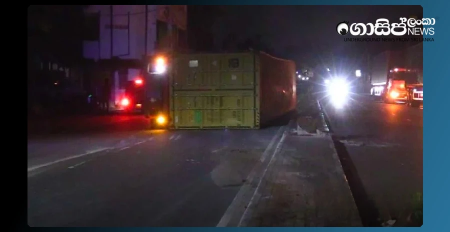 one-lane-of-the-horana-colombo-120-road-is-blocked-due-to-a-container-truck-overturning