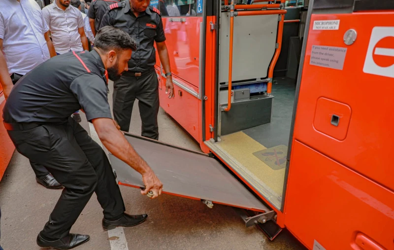 07-low-floor-buses-from-japan-to-sri-lanka