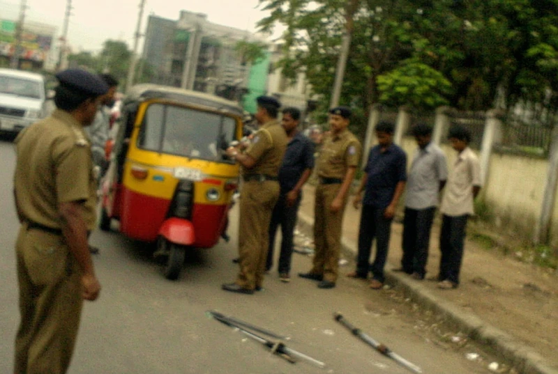 3-swords-found-on-three-wheeler-that-was-driven-in-dematagoda-ignoring-police-orders