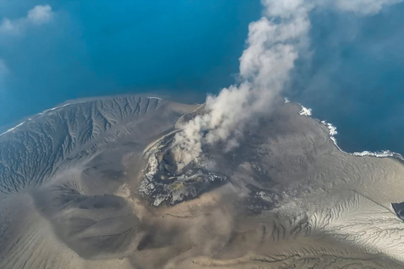jakartas-main-airport-closed-due-to-volcanic-eruption