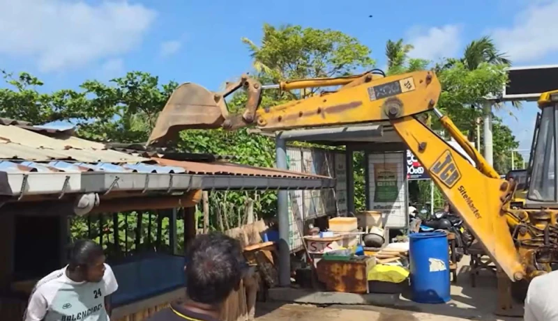unauthorized-constructions-at-galle-dewata-are-being-demolished-as-people-shout-no-no-photos