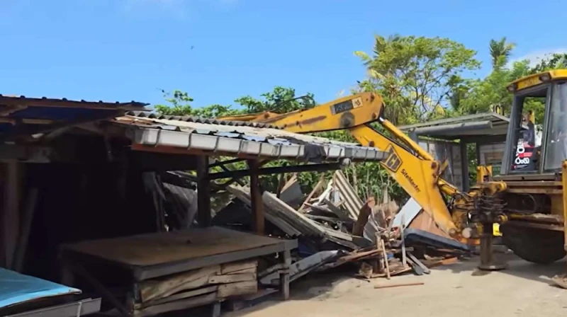 unauthorized-constructions-at-galle-dewata-are-being-demolished-as-people-shout-no-no-photos