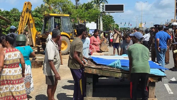 unauthorized-constructions-at-galle-dewata-are-being-demolished-as-people-shout-no-no-photos