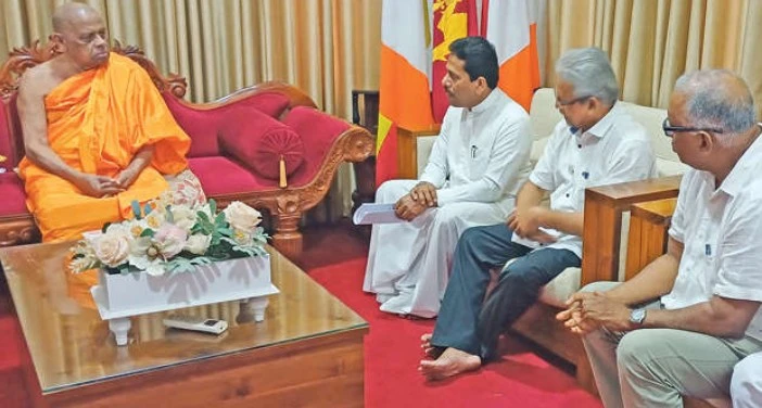 malwathu-asgiri-theros-advise-to-regulate-social-media