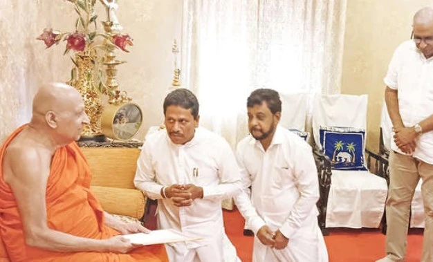 malwathu-asgiri-theros-advise-to-regulate-social-media