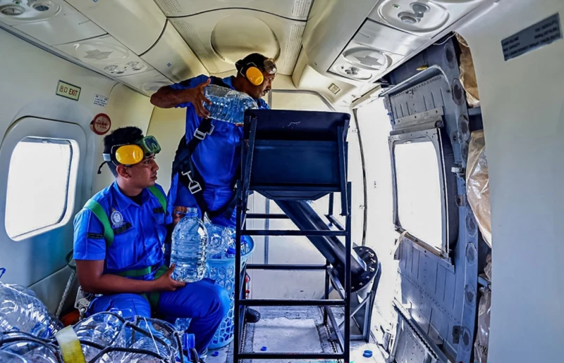 to-stop-el-nino-the-air-force-of-murutthettuwe-sprayed-pirith-water-into-the-sky