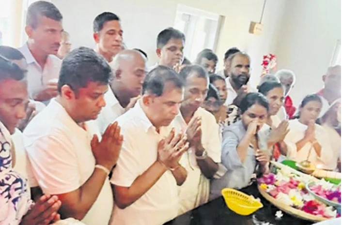 a-prayer-service-for-namal-in-seenigama