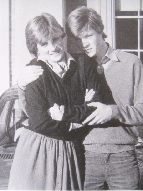 brother-earl-apologizes-to-paparazzi-who-took-photos-of-sister-diana