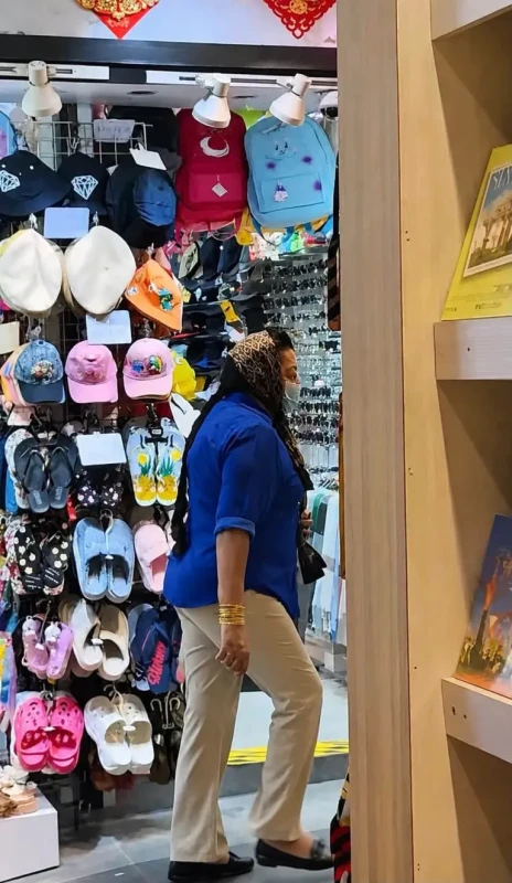 shiranthi-who-evaded-fcid-also-posted-a-photo-of-herself-shopping-in-singapore-while-wearing-a-mask shiranthi-who-evaded-fcid-also-posted-a-photo-of-herself-shopping-in-singapore-while-wearing-a-mask