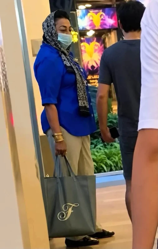 shiranthi-who-evaded-fcid-also-posted-a-photo-of-herself-shopping-in-singapore-while-wearing-a-mask shiranthi-who-evaded-fcid-also-posted-a-photo-of-herself-shopping-in-singapore-while-wearing-a-mask