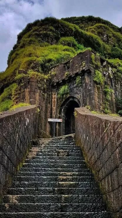 girlfriend-pushes-boyfriend-off-lohagad-fort-in-india-with-help-of-her-lover