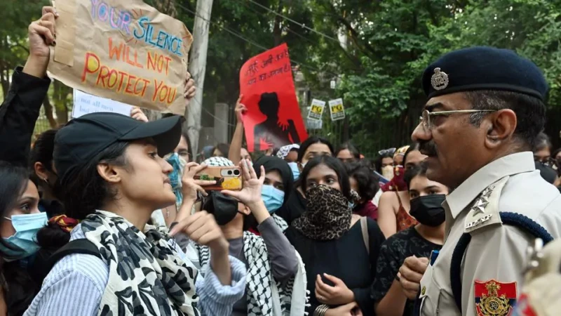 protests-against-police-officers-who-gang-raped-17-year-old-girl-in-a-delhi-park