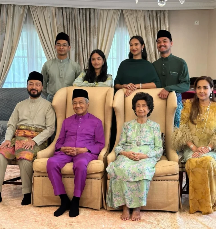 mahathir-mohamad-hospitalized-in-critical-condition-a-day-after-wifes-death