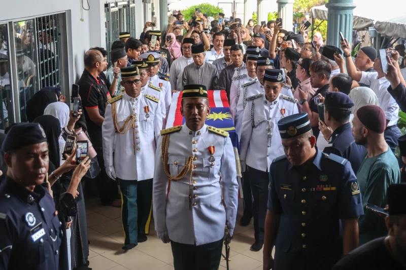 mahathir-mohamad-hospitalized-in-critical-condition-a-day-after-wifes-death