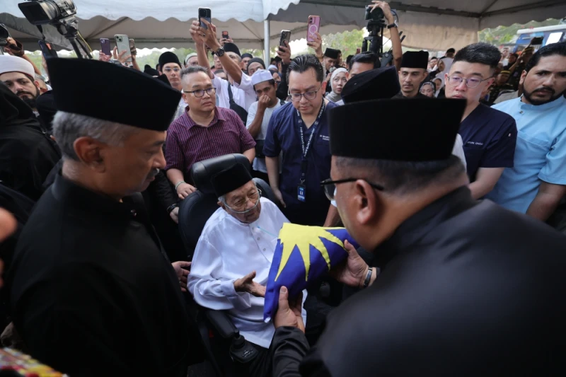 mahathir-mohamad-hospitalized-in-critical-condition-a-day-after-wifes-death
