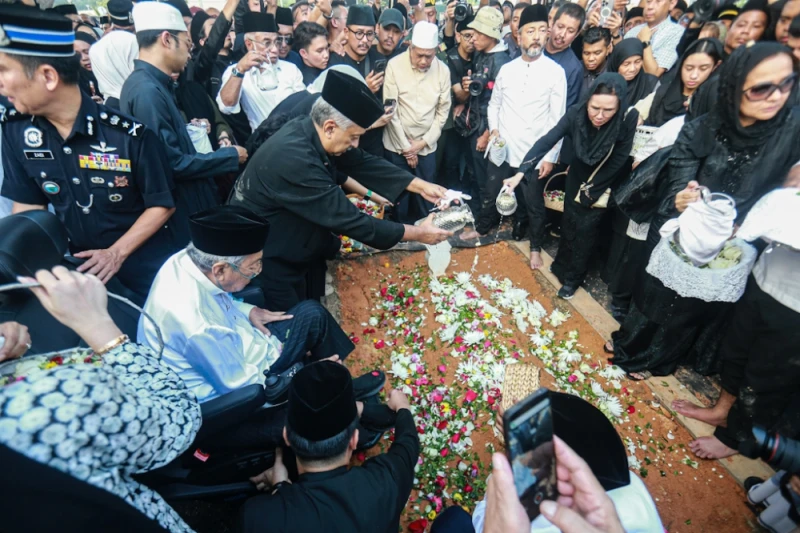 mahathir-mohamad-hospitalized-in-critical-condition-a-day-after-wifes-death