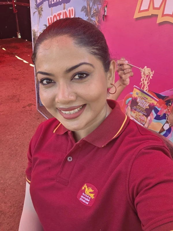 national-tv-presenter-nimesha-crowned-world-travel-married-queen