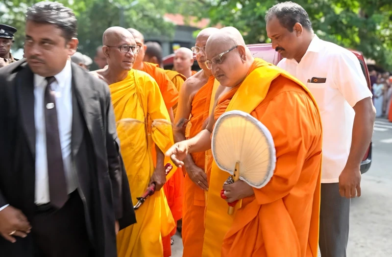 kotapitiye-thero-protested-when-gnanasara-thero-was-brought-to-court-in-lay-attire-and-brought-down-a-set
