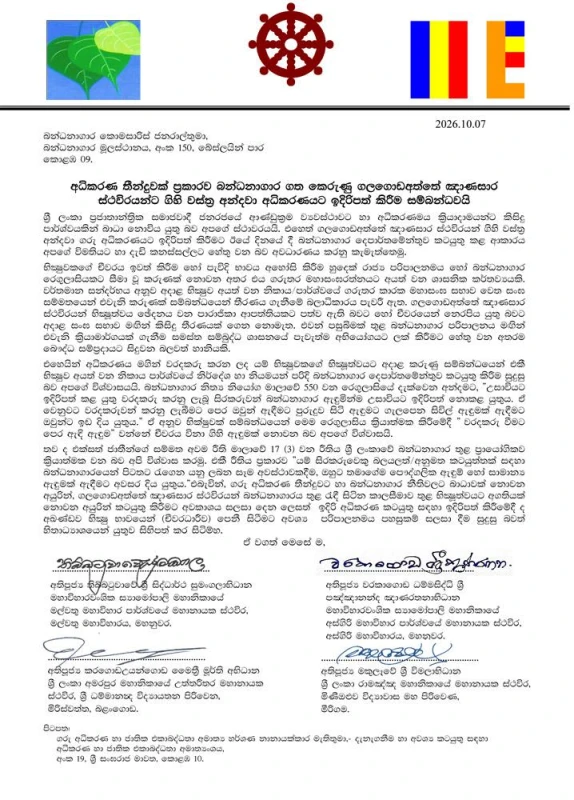 we-were-surprised-to-see-gnanasara-thero-in-white-robes---mahanayake-theros