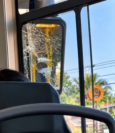 private-buses-that-hit-the-metro-bus-in-irasia