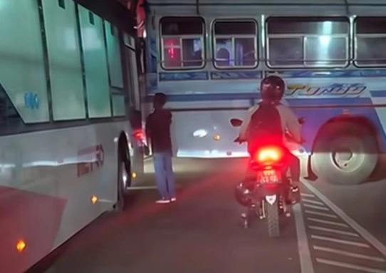 private-buses-that-hit-the-metro-bus-in-irasia
