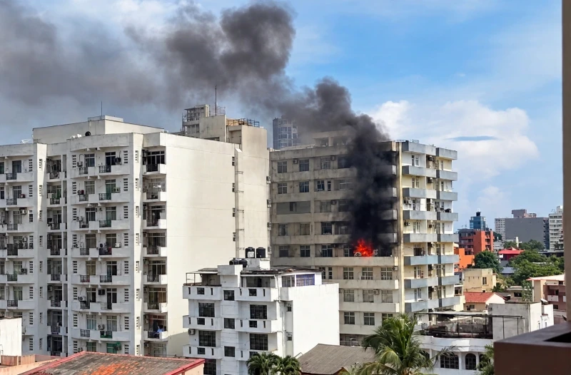 castle-skyline-residences-in-bambalapitiya-catches-fire