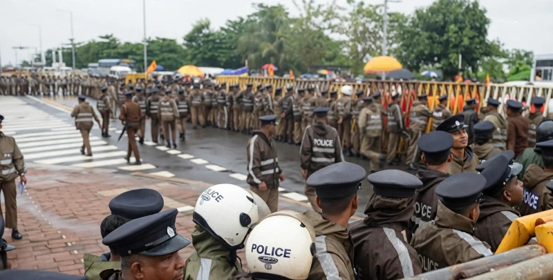 freedom-march-arrives-in-front-of-the-heavily-guarded-presidential-office-photos