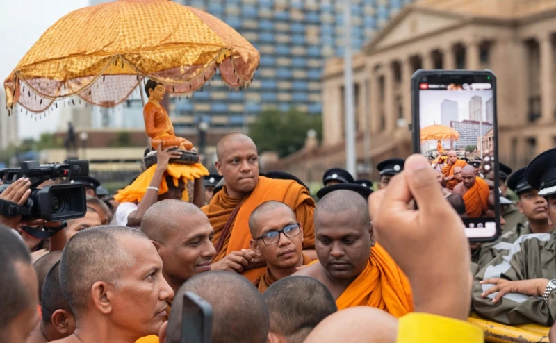 freedom-march-arrives-in-front-of-the-heavily-guarded-presidential-office-photos