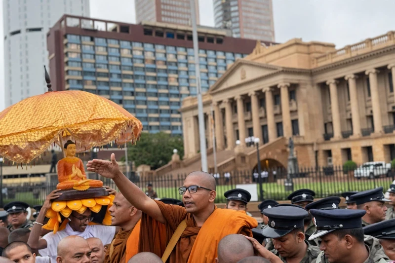 freedom-march-arrives-in-front-of-the-heavily-guarded-presidential-office-photos