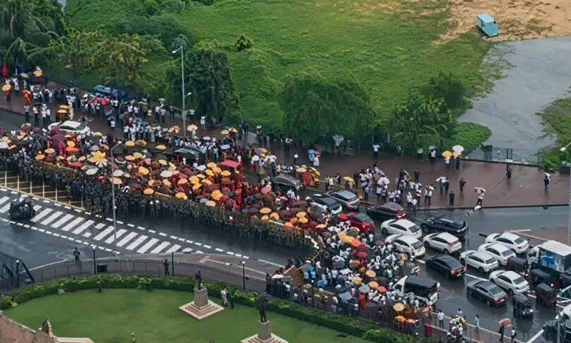 freedom-march-arrives-in-front-of-the-heavily-guarded-presidential-office-photos
