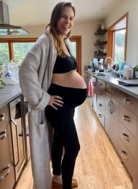 famous-hollywood-actress-hilary-swanks-pregnancy-at-age-52-is-a-hot-topic