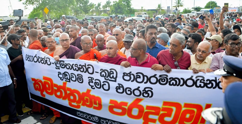 citizens-of-the-mandate-to-the-presidents-office-to-defeat-conspiracies-against-punishing-thieves