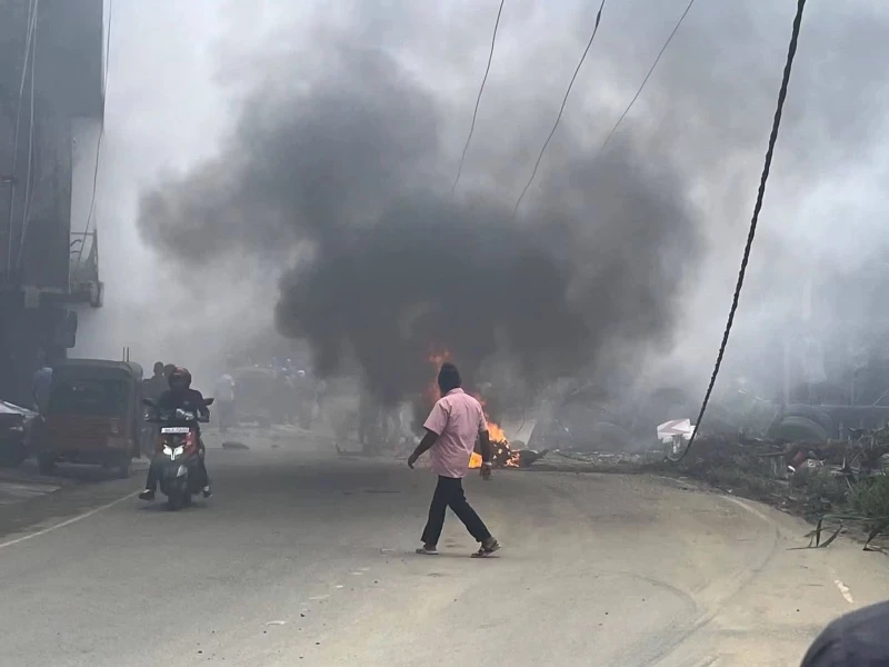 4-killed-in-10-vehicle-collision-in-akurana