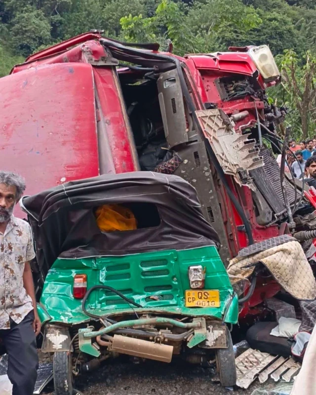 4-killed-in-10-vehicle-collision-in-akurana
