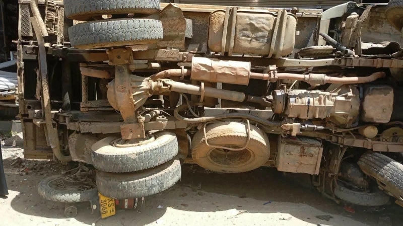 4-killed-in-10-vehicle-collision-in-akurana