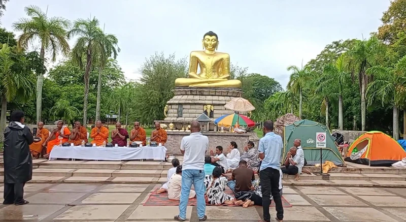 satyagraha-still-ongoing-at-vihara-mahadevi-devi-park