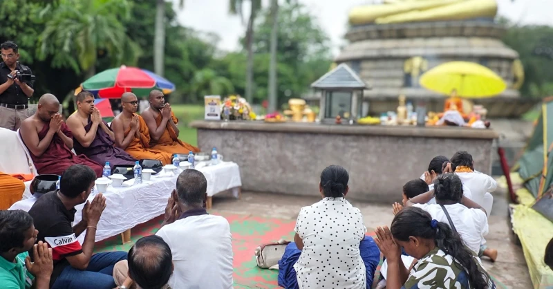 morning-alms-at-viharamaha-devi-park-photos