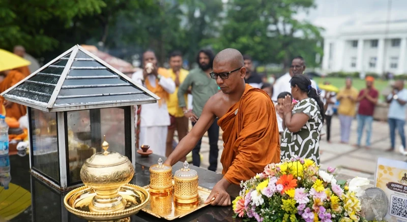 morning-alms-at-viharamaha-devi-park-photos