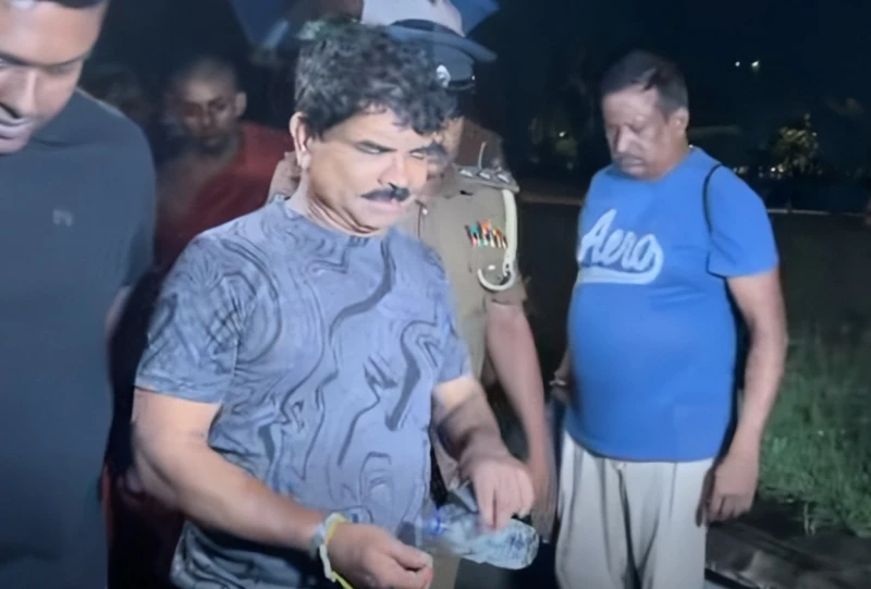 was-it-an-actor-who-came-to-viharamahadevi-garden-at-night-carrying-two-knives
