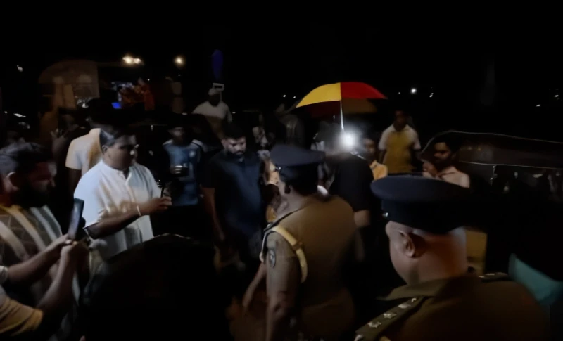 was-it-an-actor-who-came-to-viharamahadevi-garden-at-night-carrying-two-knives