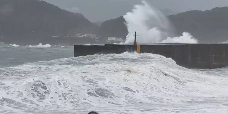deadly-300kmph-typhoon-champi-slams-into-homes-cancels-3000-flights-in-taiwan