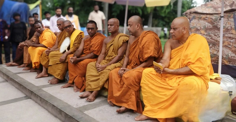 satyagraha-group-continues-to-protest-at-vihara-mahadevi-interpreting-court-order-differently