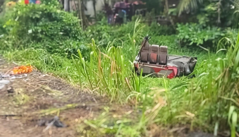 bus-smashes-into-pieces-after-being-hit-by-train-in-habarana---10-children-on-the-trip-injured