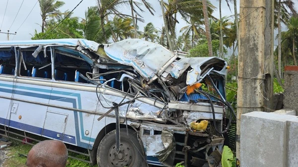 5-hospitalized-in-ahangama-bus-tipper-accident