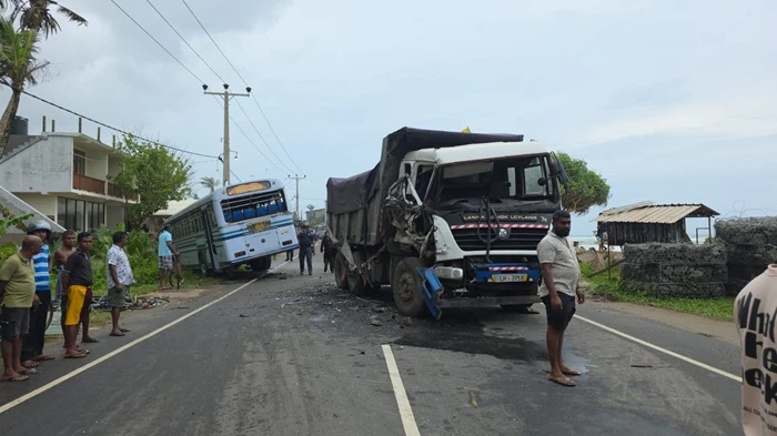 5-hospitalized-in-ahangama-bus-tipper-accident