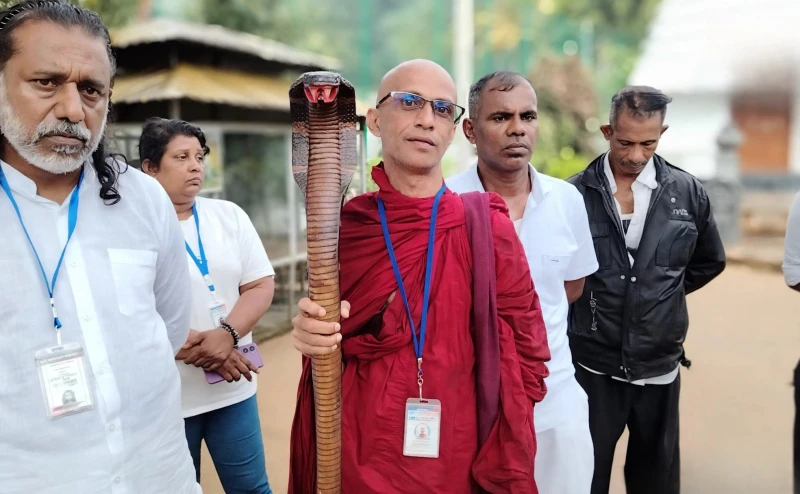 former-pohottuwa-mp-gratian-wears-a-robe-and-carries-a-naga-bag-on-a-new-march