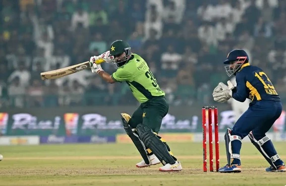 pakistan-defeats-sri-lanka-to-win-the-tri-series-final